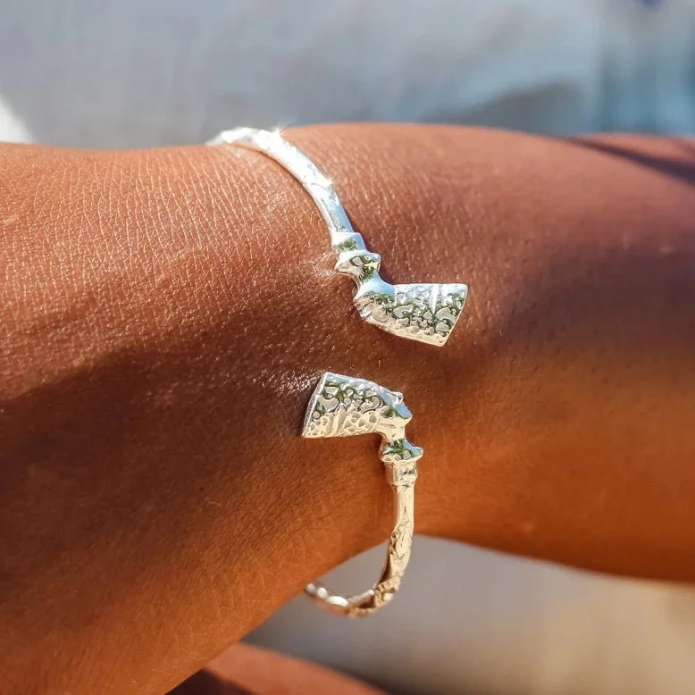 Women’s beaded bracelets-Light  Bangle with Nefertiti Egyptian Head Diamante Pattern