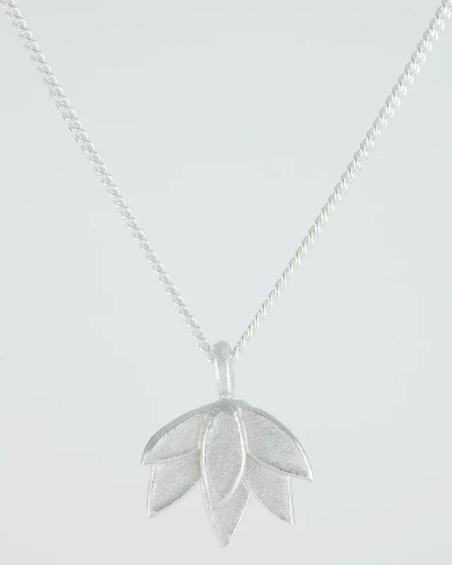 Women’s infinity necklaces-Silver Deepa Flower Pendant Necklace