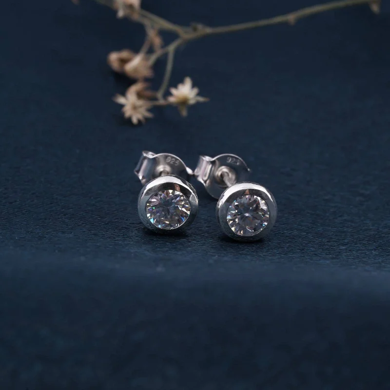 Women’s heart earrings-Silver Round Bezel Stud Earrings